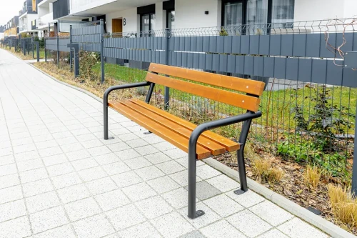 Ławka ogrodowa Cymes 150 kasztan na chodniku przed domem