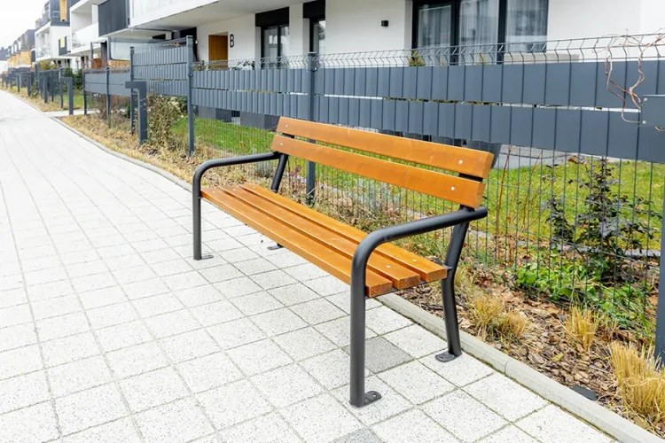 Ławka ogrodowa Cymes 150 kasztan na chodniku przed domem
