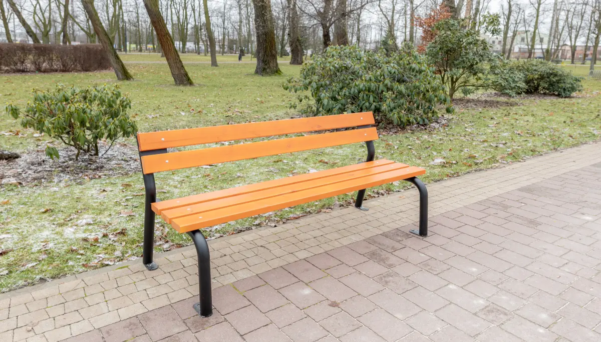Zabezpieczona ławka ogrodowa na zimę